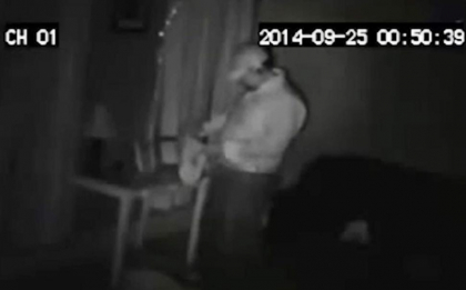 VIDEO. Spargator filmat de CAMERA de supraveghere dintr-o casa. Gestul cu care i-a ingrozit pe proprietari VIDEO. Spargator filmat de CAMERA de supraveghere dintr-o casa. Gestul cu care i-a ingrozit pe proprietari
