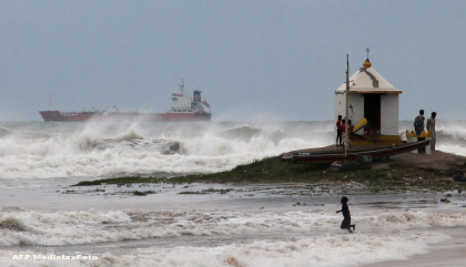 Atacul ciclonului Hudhud. Trei oameni au murit, iar 370.000 de persoane au fost evacuate Atacul ciclonului Hudhud. Trei oameni au murit, iar 370.000 de persoane au fost evacuate
