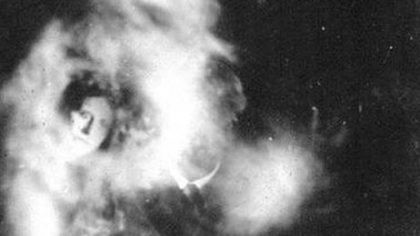 "Stafia" unei femei surprinsa pe camera la o sedinta de spiritism din 1930. Cum este explicata aparitia