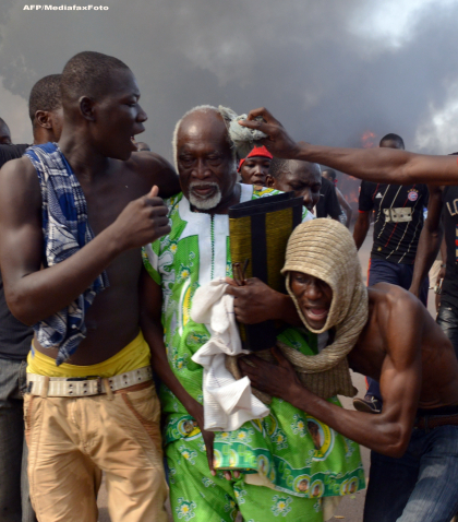 Protestele din Burkina Faso, in IMAGINI. Populatia furioasa a incendiat sediile Parlamentului si Guvernului Protestele din Burkina Faso, in IMAGINI. Populatia furioasa a incendiat sediile Parlamentului si Guvernului