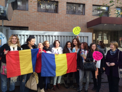 ALEGERI PREZIDENTIALE 2014. DIASPORA decide presedintele. Revolta la Paris si in Torino, se folosesc gaze lacrimogene