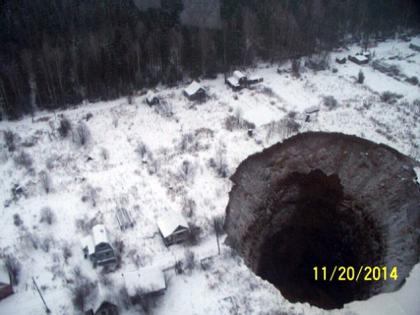 Crater imens, aparut in apropierea unei mine din Rusia. Geologii cauta o explicatie. FOTO