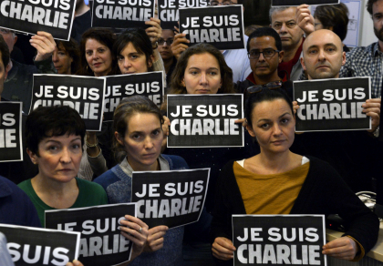 100.000 de oameni au iesit pe strazi, in Franta, pentru a le aduce un omagiu victimelor atacului de la Charlie Hebdo. GALERIE FOTO 100.000 de oameni au iesit pe strazi, in Franta, pentru a le aduce un omagiu victimelor atacului de la Charlie Hebdo. GALERIE FOTO