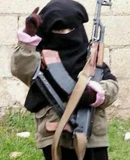 "Micul meu terorist" - albumul foto al mamelor din Statul Islamic. Dorinta "sfanta" a unei femei pentru copiii ei "Micul meu terorist" - albumul foto al mamelor din Statul Islamic. Dorinta "sfanta" a unei femei pentru copiii ei