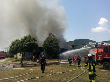Incendiu la un depozit de produse chimice din Bucuresti. A fost nevoie de 25 de masini de pompieri ca sa il stinga
