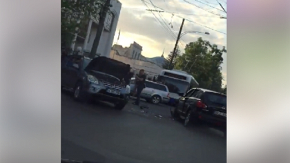 Un troleibuz cu pasageri, implicat intr-un accident pe o strada din centrul capitalei. Trei masini, avariate - GALERIE FOTO Un troleibuz cu pasageri, implicat intr-un accident pe o strada din centrul capitalei. Trei masini, avariate - GALERIE FOTO