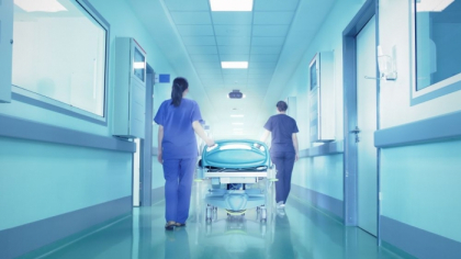 Caz infiorator la Botanica. O femeie de 36 de ani si-a injunghiat copiii - o fetita de un an si un baiat de 12 ani, iar dupa asta si-a taiat venele. Toti trei, in stare grava la spital