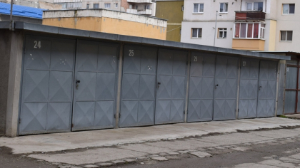 O fata de 12 ani a fost gasita strangulata in garajul de langa casa de catre sora sa mai mare O fata de 12 ani a fost gasita strangulata in garajul de langa casa de catre sora sa mai mare