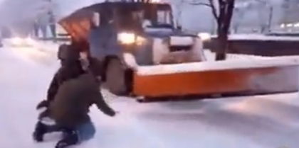 Au facut haz de necaz. Doi tineri au fost surprinsi cum se inchina in fata unei autospeciale pentru deszapezire - VIDEO Au facut haz de necaz. Doi tineri au fost surprinsi cum se inchina in fata unei autospeciale pentru deszapezire - VIDEO