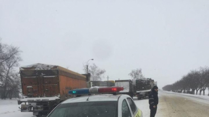 Timp de cel putin doua ore camioanele nu vor putea sa circule pe soseaua Chisinau - Leuseni, pe ambele sensuri. Anuntul facut de INP
