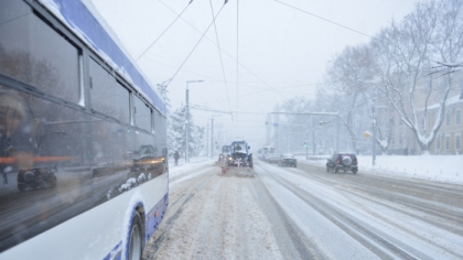 Mai multe rute de transport public au fost scurtate din cauza vremii. Anuntul autoritatilor municipale: se fac lucrari de deszapezire - FOTO/VIDEO