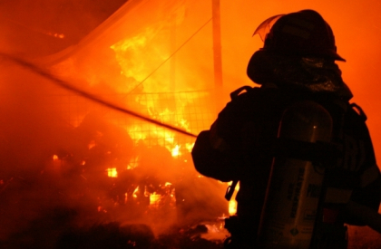 Tragedie in satul Glinjeni, raionul Falesti. Doua fetite de 3 ani au murit in urma unui incendiu: au fost lasate singure in odaie Tragedie in satul Glinjeni, raionul Falesti. Doua fetite de 3 ani au murit in urma unui incendiu: au fost lasate singure in odaie