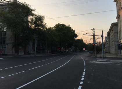 Marcaj curbat "ciudat" pe bulevardul Sefan cel Mare din capitala: Este unul temporar pentru parada - FOTO Marcaj curbat "ciudat" pe bulevardul Sefan cel Mare din capitala: Este unul temporar pentru parada - FOTO
