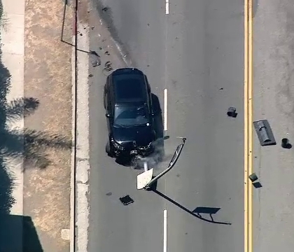 Un sofer american a facut prapad pe o autostrada din Los Angeles. Momentul in care masina ia foc dupa ce loveste un stalp - VIDEO 