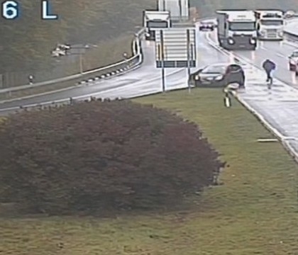 A oprit masina la marginea autostrazii, dar a uitat sa traga frana de mana. Ce a urmat - VIDEO