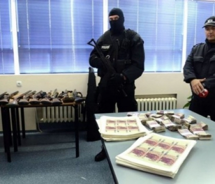 Captura impresionanta in Bulgaria. Politia a recuperat 13 milioane de euro falsi de pe fundul unui lac - FOTO Captura impresionanta in Bulgaria. Politia a recuperat 13 milioane de euro falsi de pe fundul unui lac - FOTO