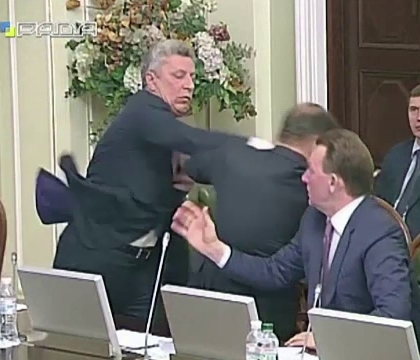 Doi politicieni ucraineni s-au luat la bataie la o reuniune parlamentara. De la ce a pornit disputa si cine a castigat - VIDEO