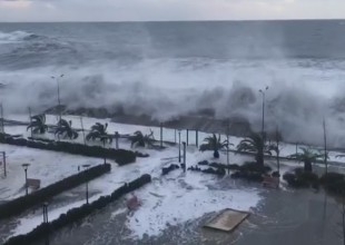 Soci, sub ape dupa o furtuna puternica. Valurile uriase au inundat primele etaje ale hotelurilor din zona - VIDEO