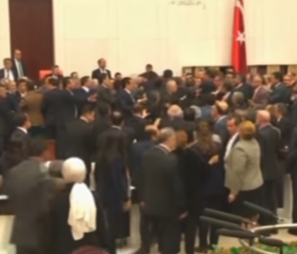 Bataie in masa in Parlamentul Turciei. Politicienii de la putere s-au batut cu cei din opozitie in timpul unei dezbateri - VIDEO Bataie in masa in Parlamentul Turciei. Politicienii de la putere s-au batut cu cei din opozitie in timpul unei dezbateri - VIDEO