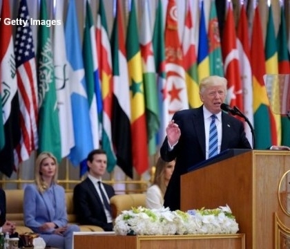 Trump: "Este o lupta intre criminali barbari si oameni decenti de toate religiile". Mesajul transmis liderilor arabi Trump: "Este o lupta intre criminali barbari si oameni decenti de toate religiile". Mesajul transmis liderilor arabi