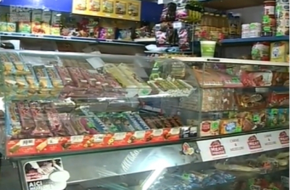 Magazinul, in care o jurnalista a fost batuta pentru ca a fotografiat un produs expirat, mai are salam, piept de porc si caviar cu termenul de valabilitate depasit. Au fost gasite de inspectorii ANSA in urma unui control Magazinul, in care o jurnalista a fost batuta pentru ca a fotografiat un produs expirat, mai are salam, piept de porc si caviar cu termenul de valabilitate depasit. Au fost gasite de inspectorii ANSA in urma unui control