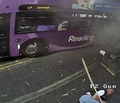 Un autobuz scapat de sub control a semanat panica pe strazile din Marea Britanie. Victima: "Sunt norocos pentru ca traiesc" - VIDEO Un autobuz scapat de sub control a semanat panica pe strazile din Marea Britanie. Victima: "Sunt norocos pentru ca traiesc" - VIDEO