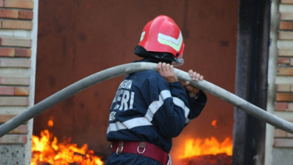 Incendiu in sectorul Rascani al capitalei. Un local aflat in constructie a luat foc. Trei autospeciale, la fata locului
