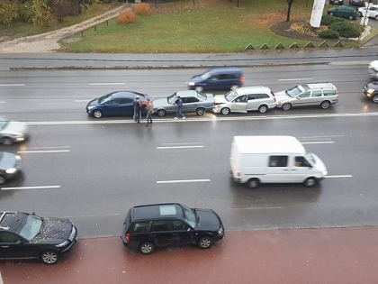 Accident in lant in centrul capitalei: patru masini s-au ciocnit violent Accident in lant in centrul capitalei: patru masini s-au ciocnit violent