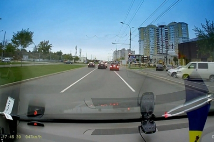 VIDEO. Momentul in care un sofer grabit traverseaza nestingherit la rosu, o intersectie din capitala VIDEO. Momentul in care un sofer grabit traverseaza nestingherit la rosu, o intersectie din capitala