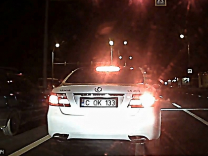 Ce nu inventeaza moldovenii ca sa scape de amenzi? Ce se intampla cu acest Lexus la semafor