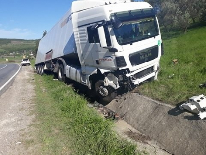Un sofer a ajuns cu autocamionul intr-un sant de pe soseaua Leuseni, in urma unui accident, iar de 3 zile doarme langa el: ii trebuie 3 mii de euro pentru ca sa-l evacueze - GALERIE FOTO