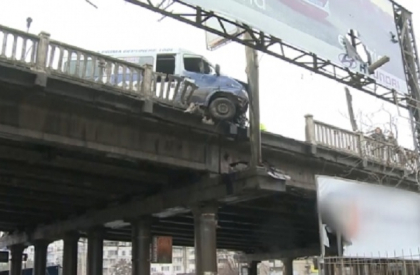 Soferul microbuzului care era cat pe ce sa cada de pe podul de la Ismail era beat crita: toate persoanele din vehicul erau in stare de ebrietate. Autoritatile au deschis un dosar penal - FOTO