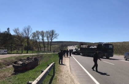Un microbuz a fost aruncat de pe sosea la intrare in Peresecina in urma unui impact violent cu un camion: unul dintre soferi a ajuns la spital - GALERIE FOTO Un microbuz a fost aruncat de pe sosea la intrare in Peresecina in urma unui impact violent cu un camion: unul dintre soferi a ajuns la spital - GALERIE FOTO
