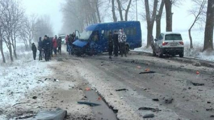 Un Opel s-a ciocnit violent cu un microbuz de pe cursa Chetris - Falesti. Trei persoane, transportate la spital, printre care una in stare grava - FOTO