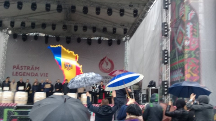 Chiar si pe ploaie, la Ziua Vinului. Zeci de oameni s-au adunat si astazi in centrul capitalei