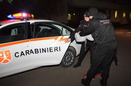 Momentul in care un barbat este retinut, dupa ce a fost surprins cu o coroana funerara in maina, in centrul capitalei. Oamenii legii l-au dus la politie imediat dupa ce au aflat de unde a furat-o - VIDEO/FOTO Momentul in care un barbat este retinut, dupa ce a fost surprins cu o coroana funerara in maina, in centrul capitalei. Oamenii legii l-au dus la politie imediat dupa ce au aflat de unde a furat-o - VIDEO/FOTO