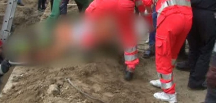 Tragedie la Ialoveni. Un muncitor a murit dupa ce un mal de pamant s-a surpat peste el: colegii i-au sarit imediat in ajutor, insa nu l-au putut salva