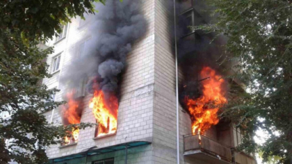 LIVE VIDEO. Un apartament din centrul capitalei a fost cuprins de flacari: oamenii au urcat pe bloc si asteapta sa fie evacuati