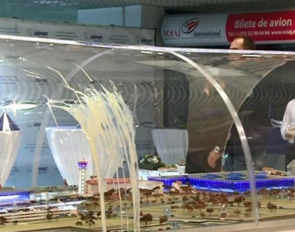 VIDEO. INCIDENT cu OUA pe Aeroportul din Chisinau: "Filat si Plahotniuc au furat Aeroportul" VIDEO. INCIDENT cu OUA pe Aeroportul din Chisinau: "Filat si Plahotniuc au furat Aeroportul"