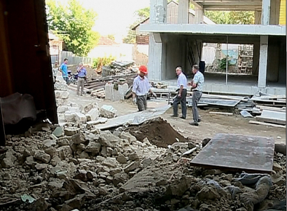 O casa de pe strada Armeneasca s-a prabusit in plina noapte: O familie ramasa pe drumuri O casa de pe strada Armeneasca s-a prabusit in plina noapte: O familie ramasa pe drumuri
