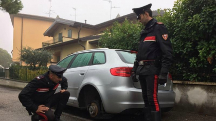 ITALIA: Prinsi in timp ce scoteau anvelopele unei masini. Doi moldoveni au ajuns in arest ITALIA: Prinsi in timp ce scoteau anvelopele unei masini. Doi moldoveni au ajuns in arest