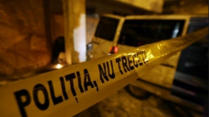 Cadavrul unui tanar de 20 de ani, descoperit langa cimitirul satului Revaca. Medicul legist se afla la fata locului - VIDEO Cadavrul unui tanar de 20 de ani, descoperit langa cimitirul satului Revaca. Medicul legist se afla la fata locului - VIDEO