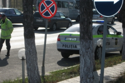 O masina a Politiei de Patrulare, parcata NEREGULAMENTAR pe o strada din capitala O masina a Politiei de Patrulare, parcata NEREGULAMENTAR pe o strada din capitala