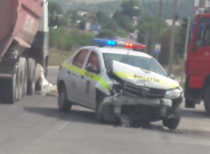 Accident pe Milescu Spataru. O masina a Politiei, facuta zob de o Skoda si un autocamion: Nimeni nu a avut de suferit - FOTO Accident pe Milescu Spataru. O masina a Politiei, facuta zob de o Skoda si un autocamion: Nimeni nu a avut de suferit - FOTO