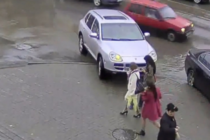 Accident horror la Moscova. O soferita la volanul unui Porsche STRIVESTE mortal o femeie Accident horror la Moscova. O soferita la volanul unui Porsche STRIVESTE mortal o femeie