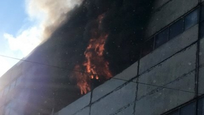 Trei pompieri au nevoie de ingrijiri medicale dupa ce au inhalat fum: unul dintre ei, urmeaza sa fie scos din cladire. Aproape 80 de pompieri lupta cu flacarile izbucnite la depozitul de la Ciocana - VIDEO