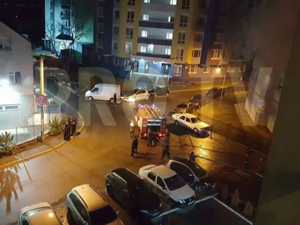 Un Mercedes a fost cuprins de flacari intr-un cartier din capitala. Imaginile suprinse azi noapte - GALERIE FOTO