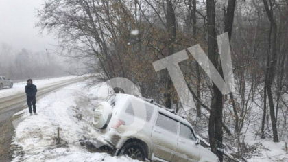 Ninsorile fac victime, fiti atenti. Un sofer a pierdut controlul volanului si a iesit de pe carosabil - FOTO