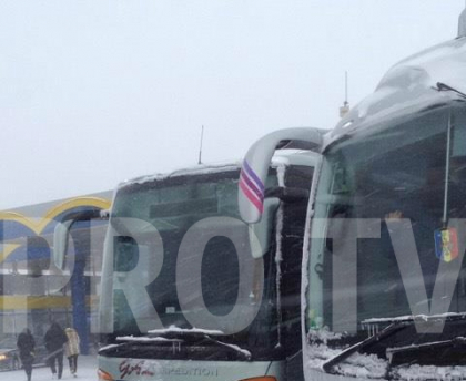 Moldoveni blocati in Romania: "Stam pe loc de la ora 6 dimineata. In autocar este cald, avem unde sa mancam" - GALERIE FOTO Moldoveni blocati in Romania: "Stam pe loc de la ora 6 dimineata. In autocar este cald, avem unde sa mancam" - GALERIE FOTO