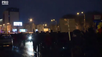 A cincea zi de proteste in Piata Victoriei din Bucuresti. Peste 20.000 de protestatari au ajuns la Palatul Parlamentului, unde vor face un lant uman - VIDEO A cincea zi de proteste in Piata Victoriei din Bucuresti. Peste 20.000 de protestatari au ajuns la Palatul Parlamentului, unde vor face un lant uman - VIDEO